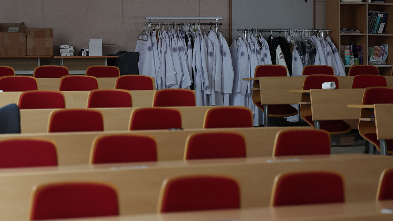 의대생 집단유급 막기 위해 '1학기 유급 기준 미적용' 검토