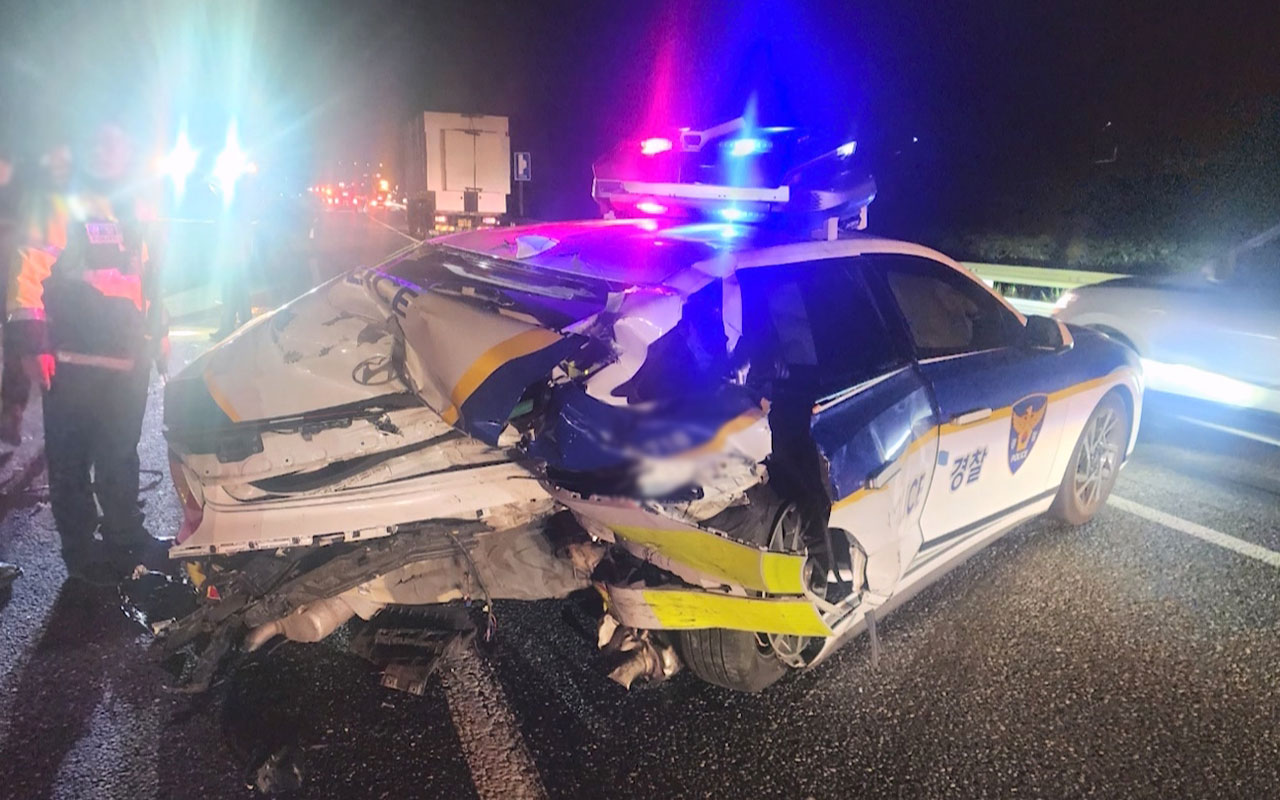 고속도로서 사고 수습하던 경찰차 '쾅'‥다친 경찰관 없어