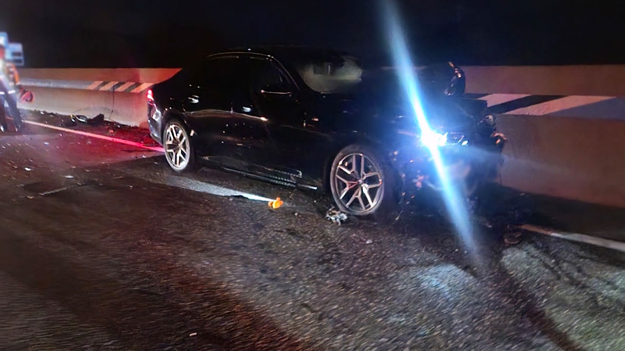 고속도로서 사고 수습하던 경찰차 '쾅'‥다친 경찰관 없어