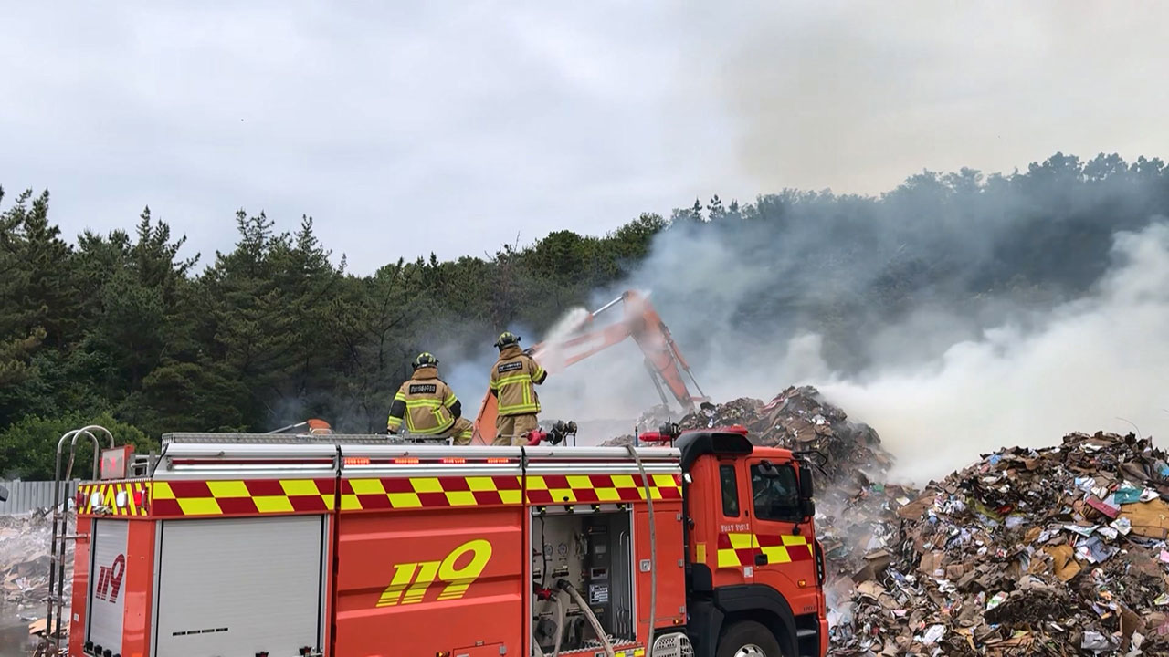 경남 창녕 폐지 재활용 공장서 불‥5시간째 진화 중