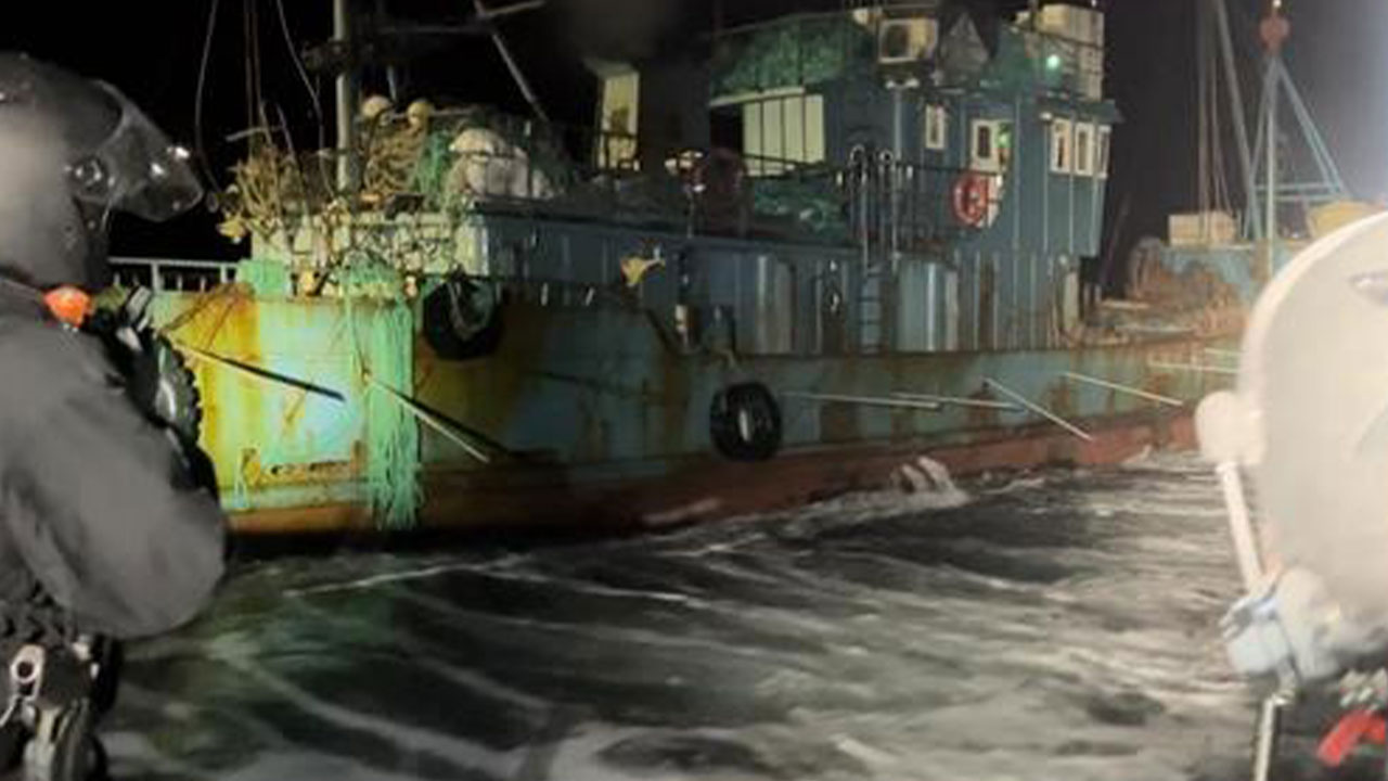 백령도 인근서 쇠창살 달고 불법조업한 중국어선 선원 4명에 실형 선고