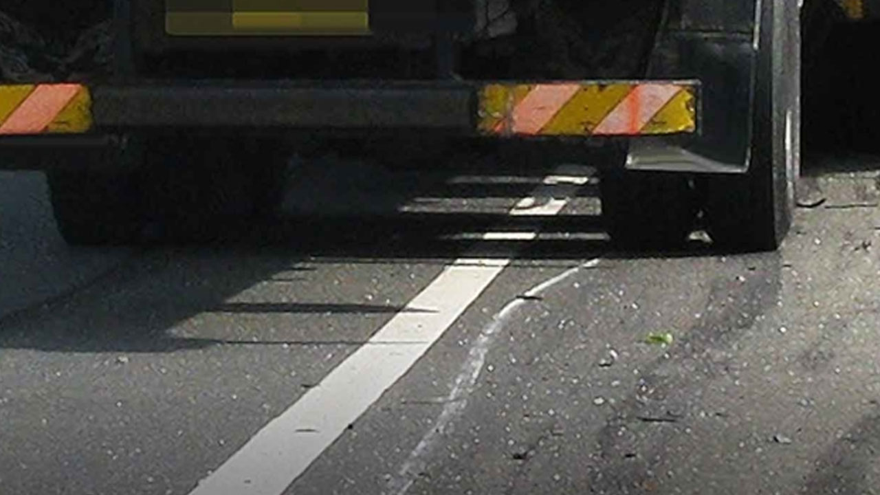 경사로에 주차된 15t 트럭 밀리자 막으려던 운전자 깔려 숨져