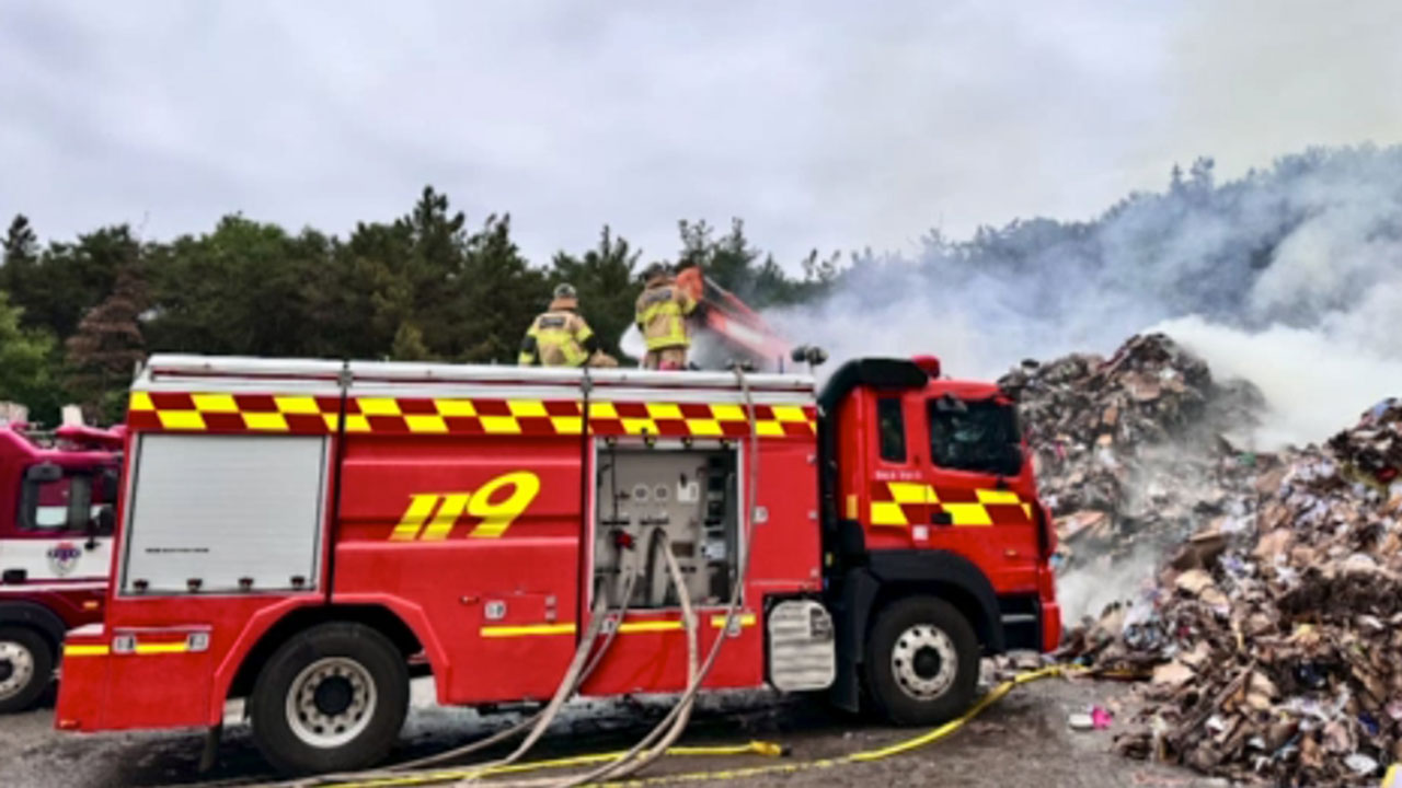경남 창녕 폐지 재활용 공장 31시간 만에 초진‥잔불 정리 중