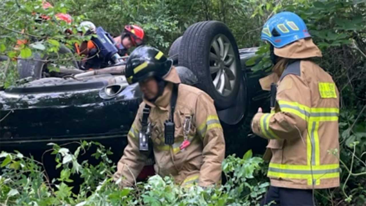 경기 연천군 산 속에서 승용차 추락‥70대 운전자 사망
