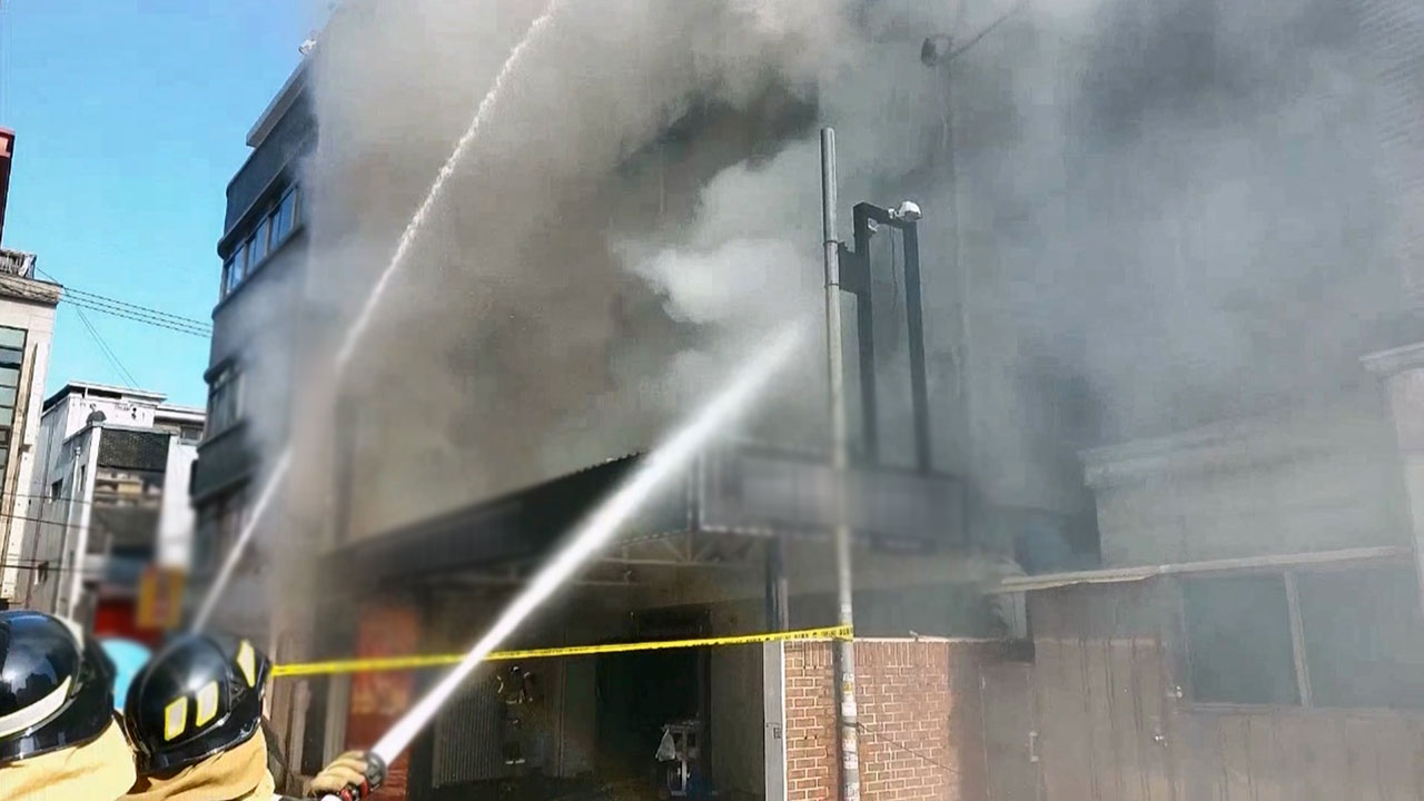 종로구 모텔 화재로 6명 연기흡입‥방화 혐의 10대 조사