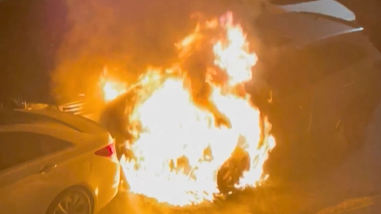 울산 중구 아파트 주차장에서 불‥승용차 한 대 전소