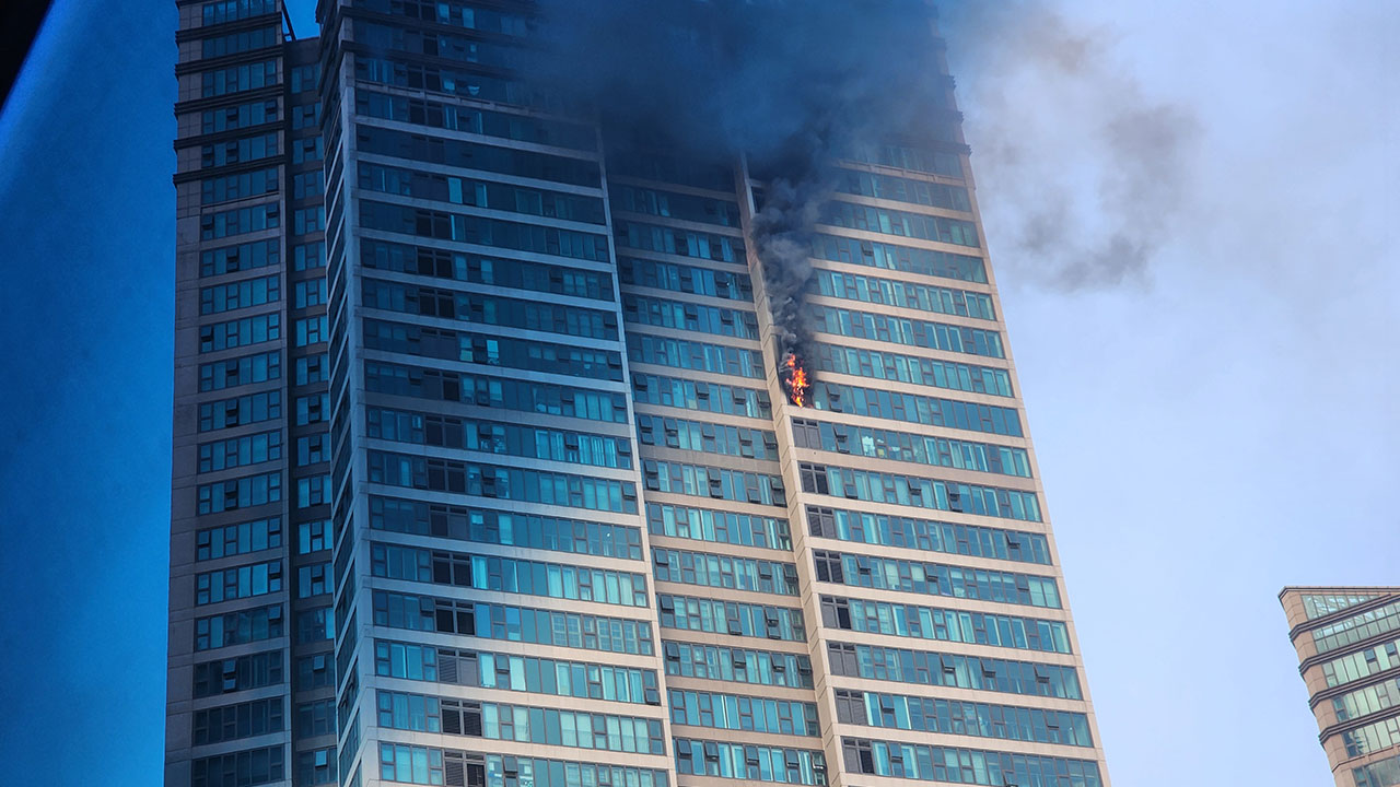 서울 용산 고층 아파트 화재로 22명 대피·6명 구조