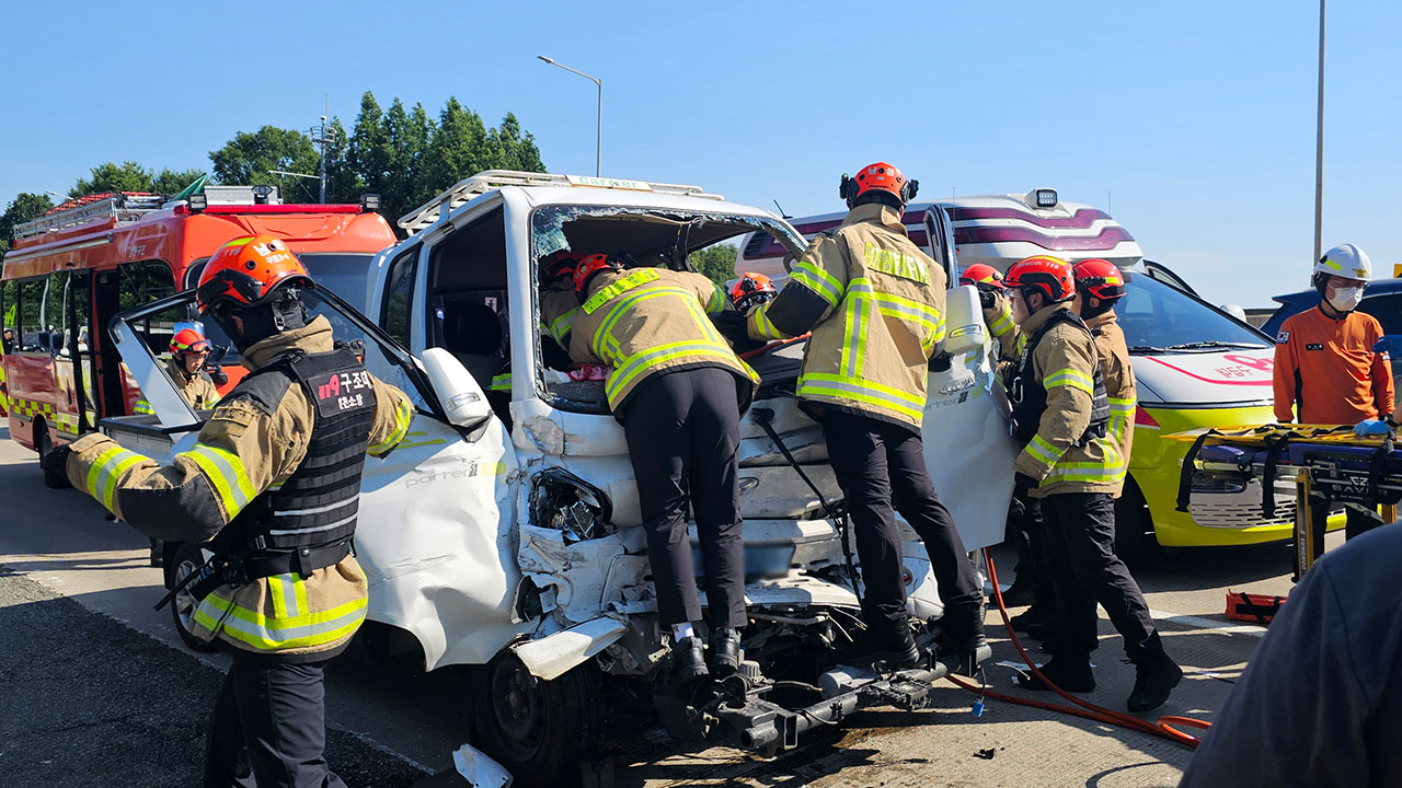 인천 남동구 제1순환고속도로서 화물차가 잇단 추돌사고‥1명 병원 이송