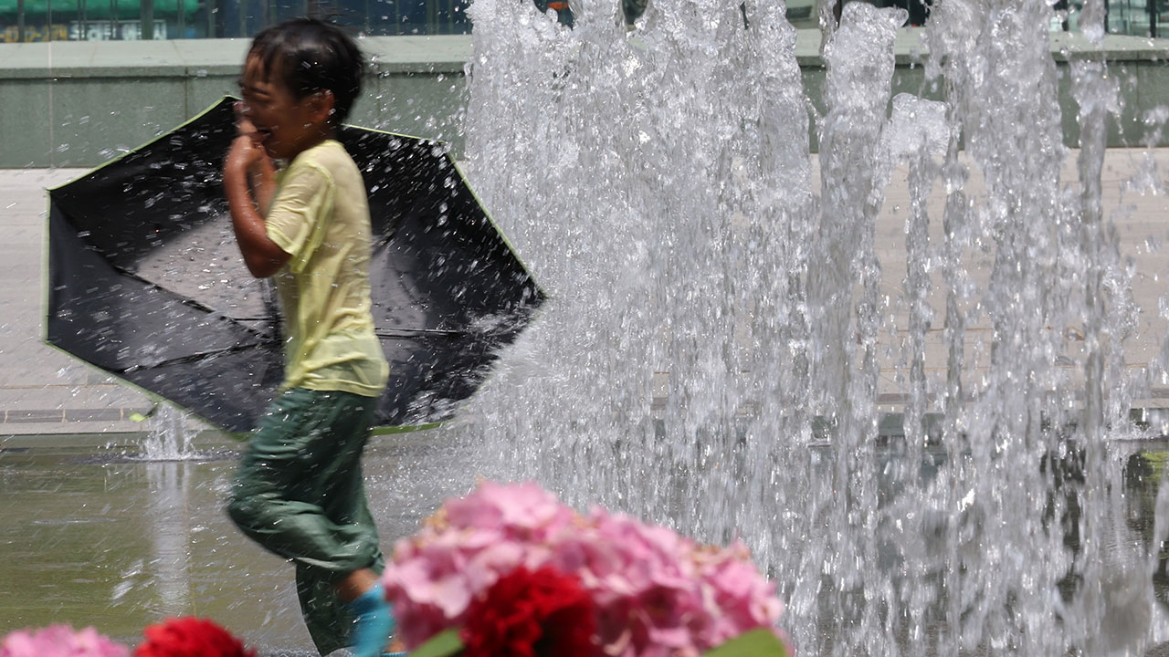 [날씨] '최고기온 35도' 더위 계속‥강원·경북 산지에는 소나기