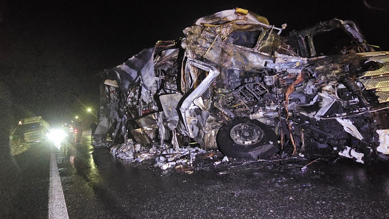 통영대전고속도로 무주IC 부근 화물차 2대 추돌‥인명피해 없어