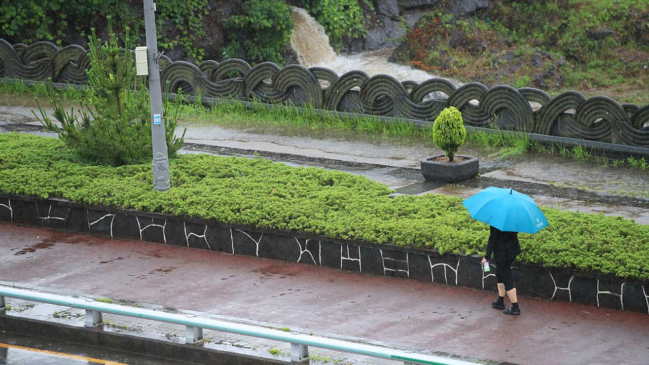 제주도, 천둥·번개 동반 강한 장맛비‥한라산 탐방로 통제