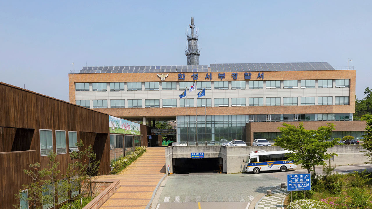 화성 음식점으로 70대가 몰던 차량 돌진‥손님 1명 부상