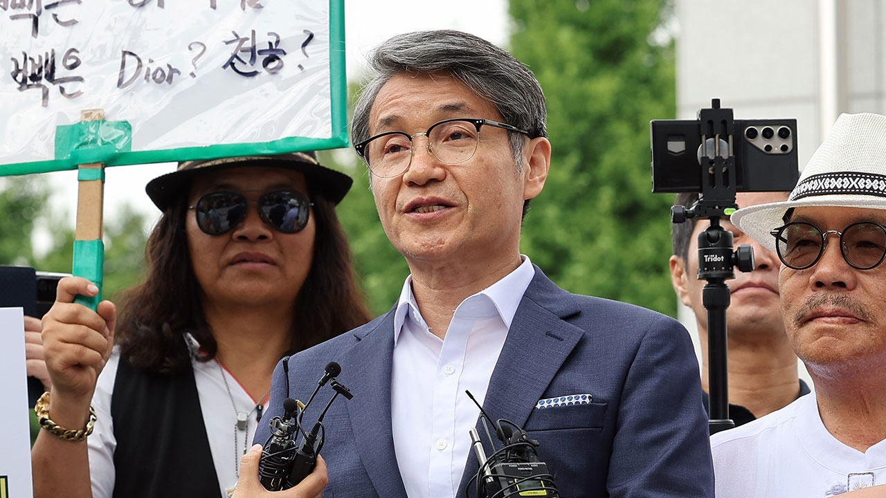 '명품백 전달' 최재영 목사, 국회의원 명예훼손·불법 선거운동 혐의 경찰 출석