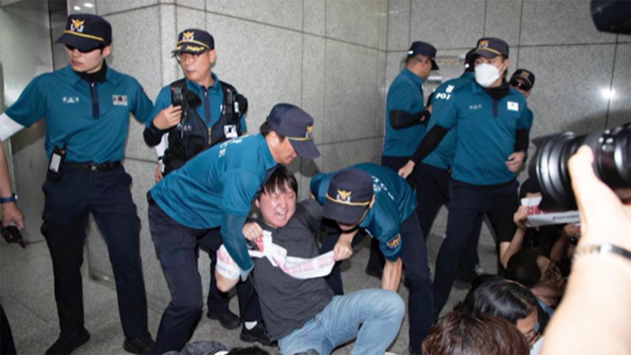 최저임금 차등 폐지 집회하던 민주노총 23명 퇴거불응 혐의 체포