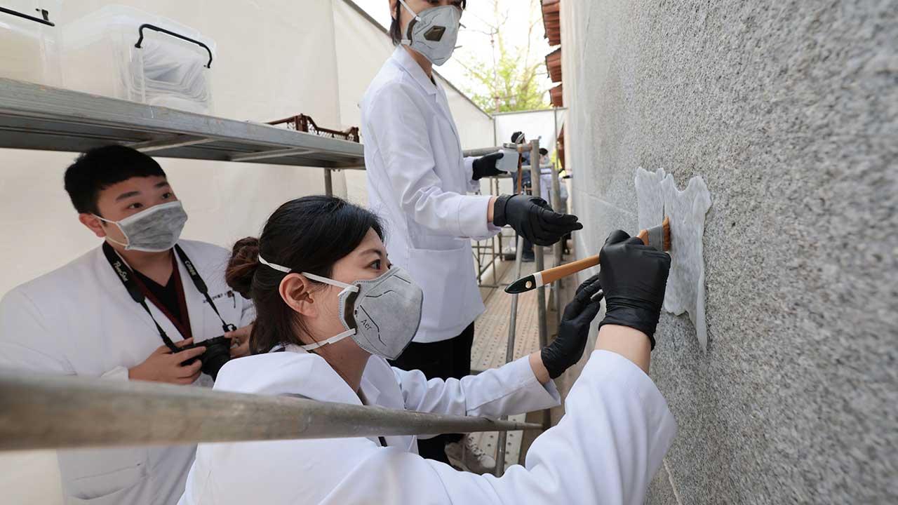 경복궁 담장 낙서 모방범 1심 집행유예