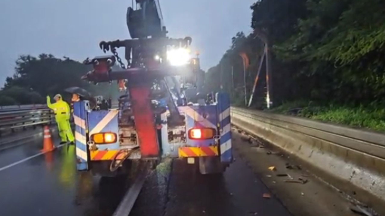 천안논산고속도로 차령터널 인근서 30톤 화물차 전도‥2명 경상