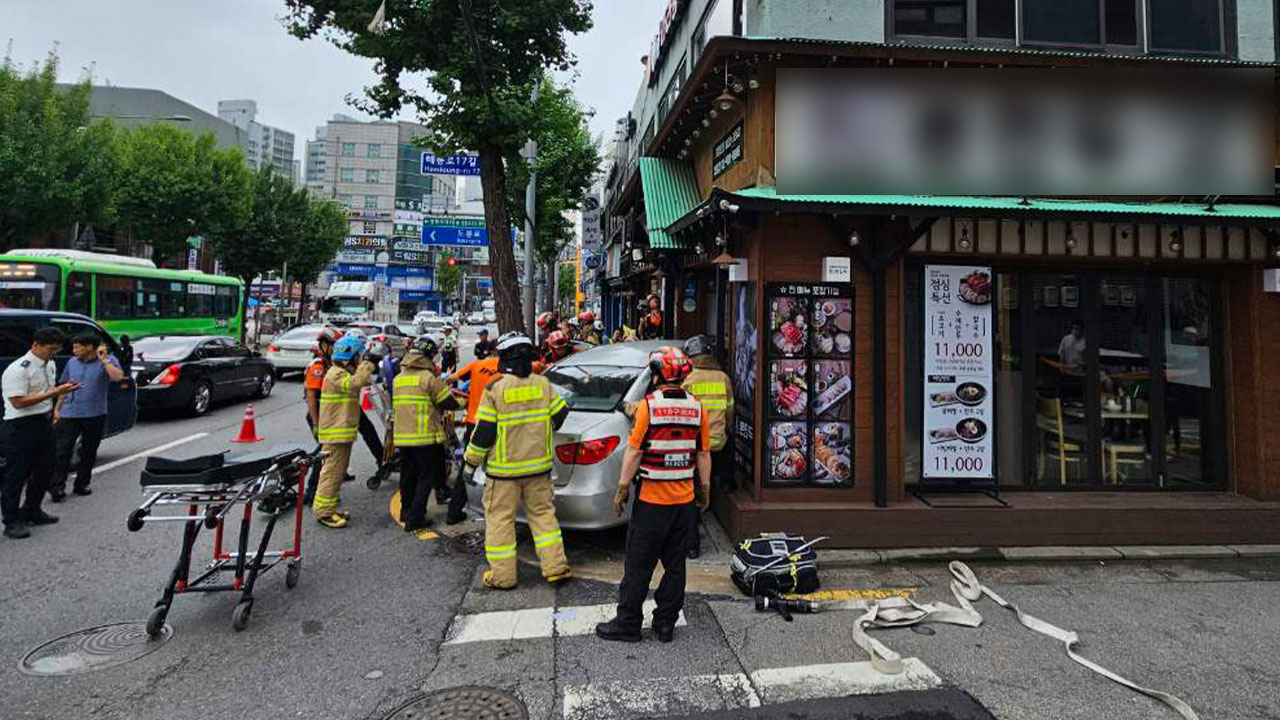 서울 도봉구 쌍문동 택시와 부딪힌 승용차 건물 충돌‥2명 경상