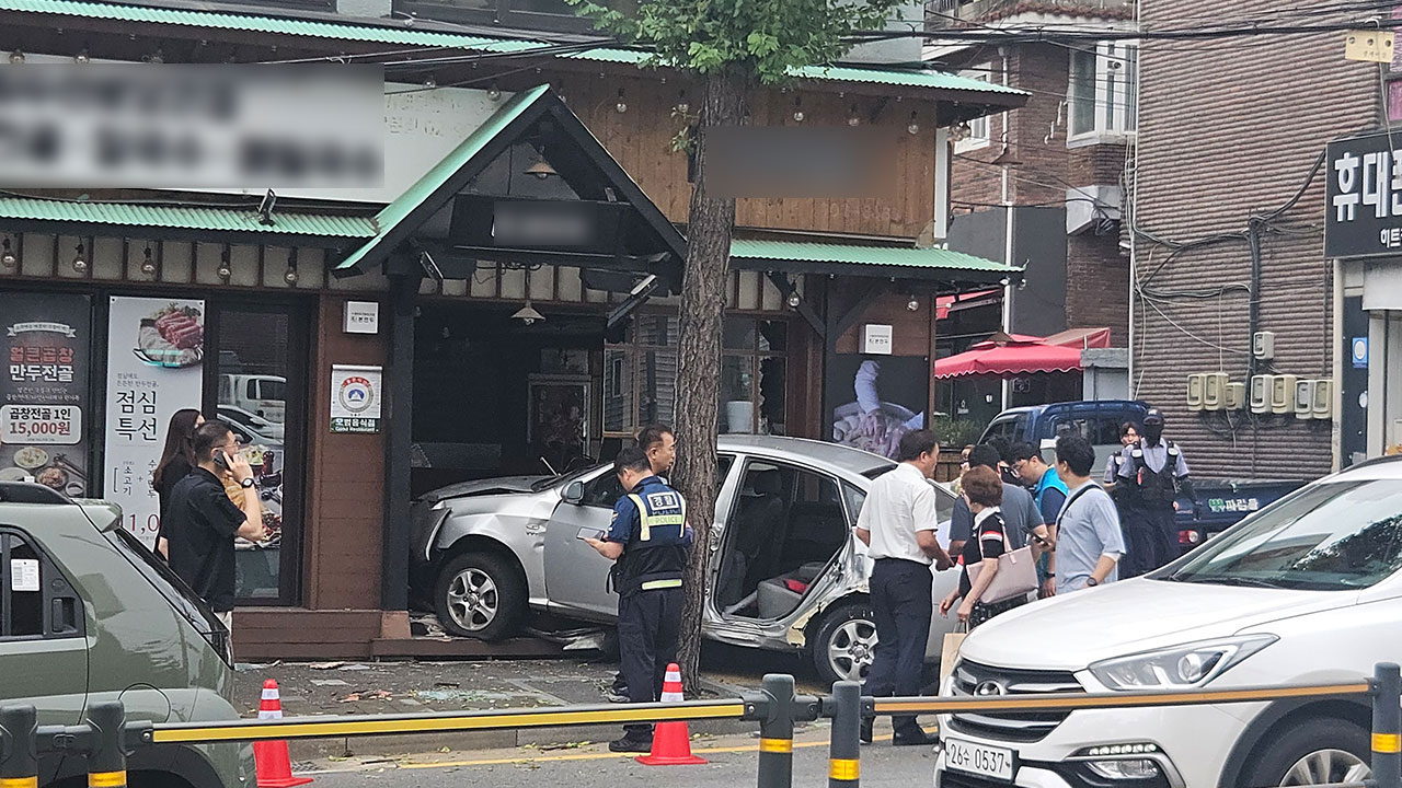 서울 도봉구 쌍문동 택시와 부딪힌 승용차 건물 충돌‥2명 경상
