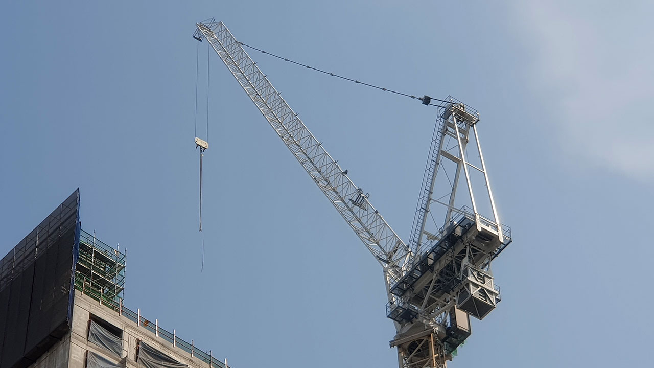 경기 의정부 아파트 공사장서 크레인이 전봇대 건드려 일대 정전
