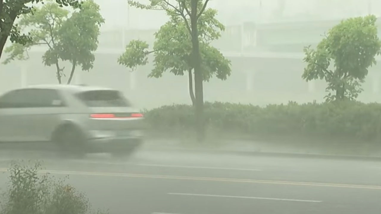 남해안 장맛비로 호우 특보‥수도권 등 중부지방엔 '폭염주의보'