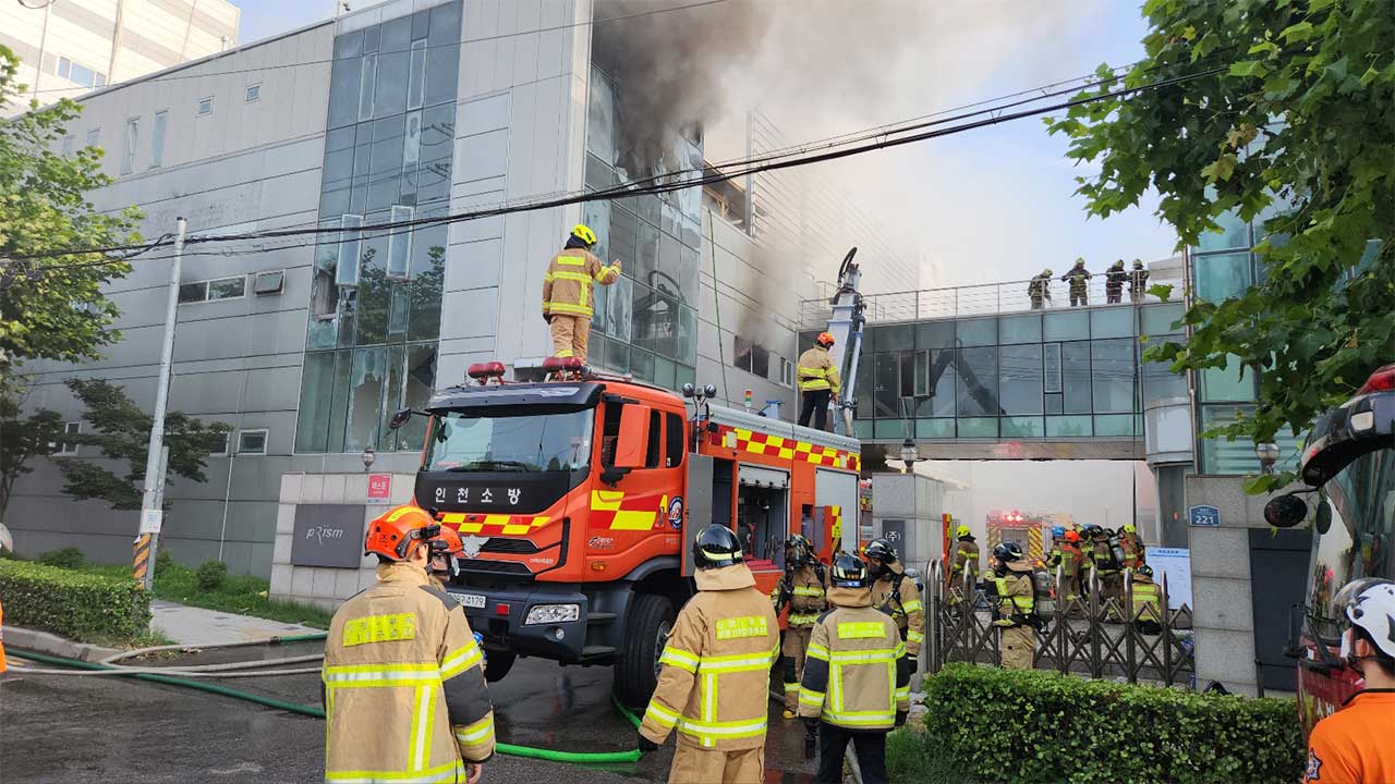 인천 조명 공장서 불‥5시간 50분 만에 완진