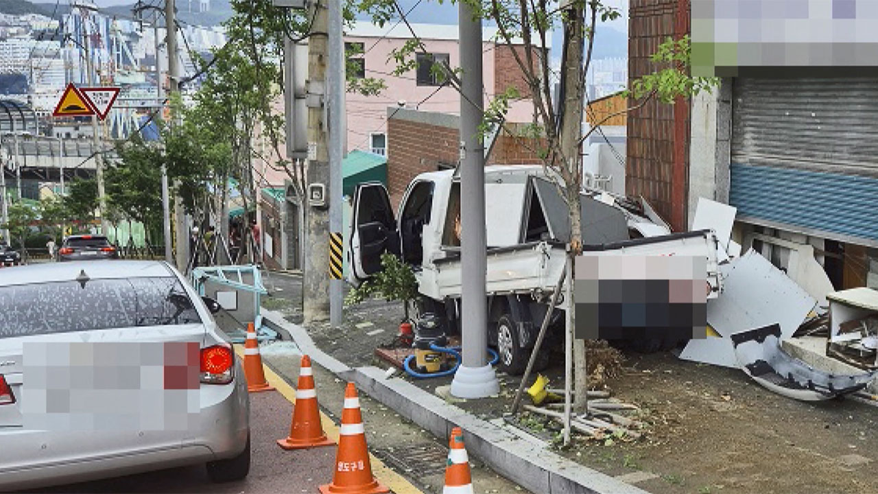 부산서 유치원 버스 오르막서 밀리며 주차 화물차와 부딪혀‥15명 경상