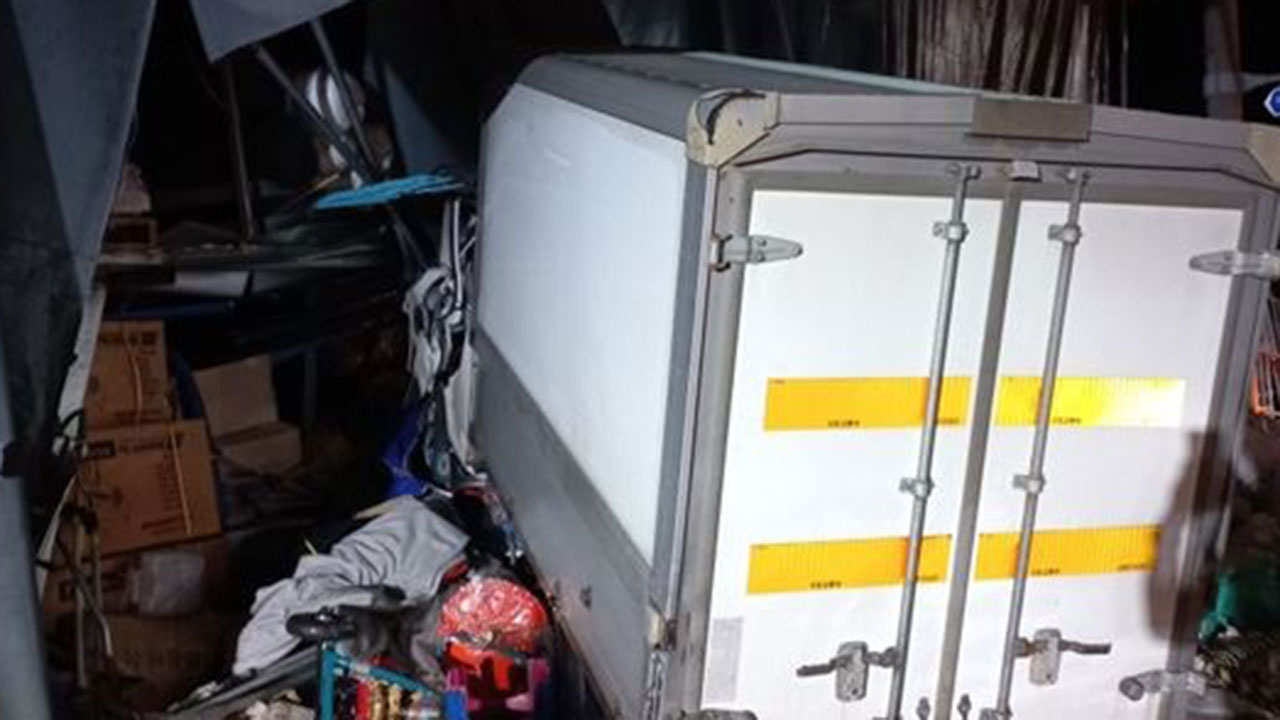 경북 구미서 1톤 화물차가 상가로 돌진‥30대 운전자 숨져