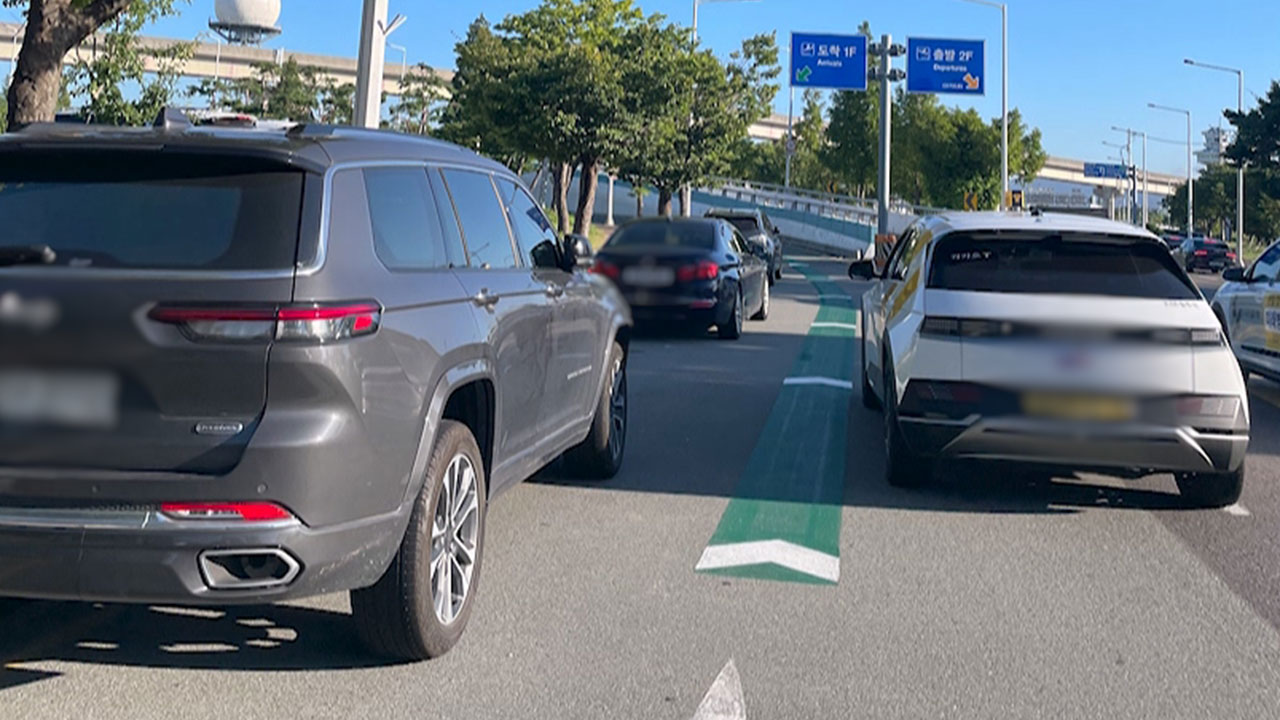 부산 김해공항 진입로 '길막 주차'에 통행 불편‥"견인 어려워"