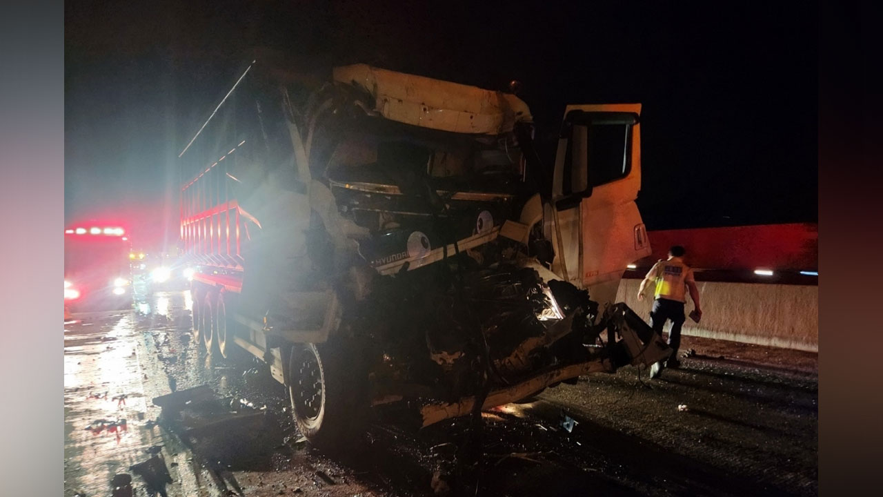 중부내륙고속도로 문경새재터널 인근서 화물차 추돌사고‥40대 남성 중상