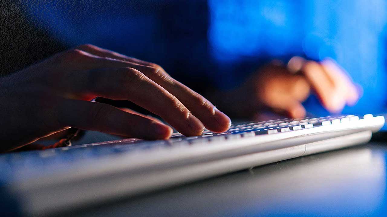 밀양 성폭행 가해자 신상공개 유튜버 '구속'