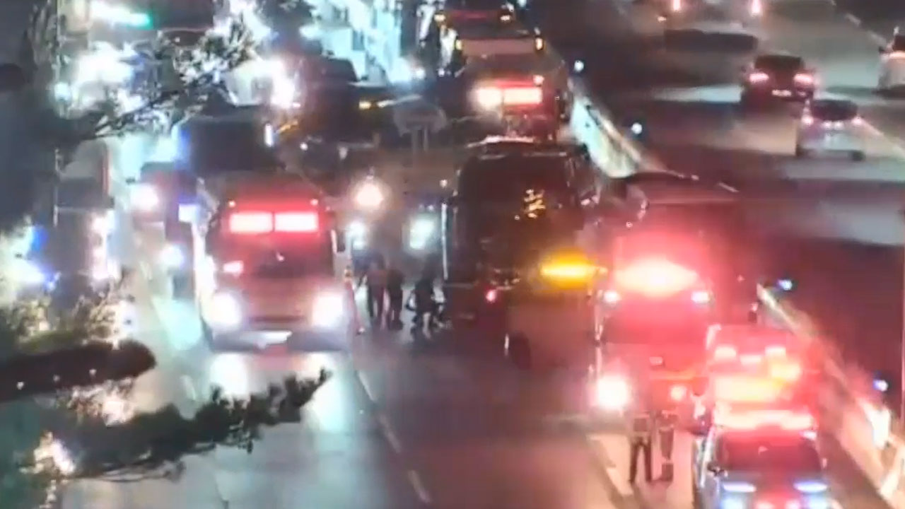 경부고속도로 서울요금소 인근서 버스 3대 추돌‥4명 경상