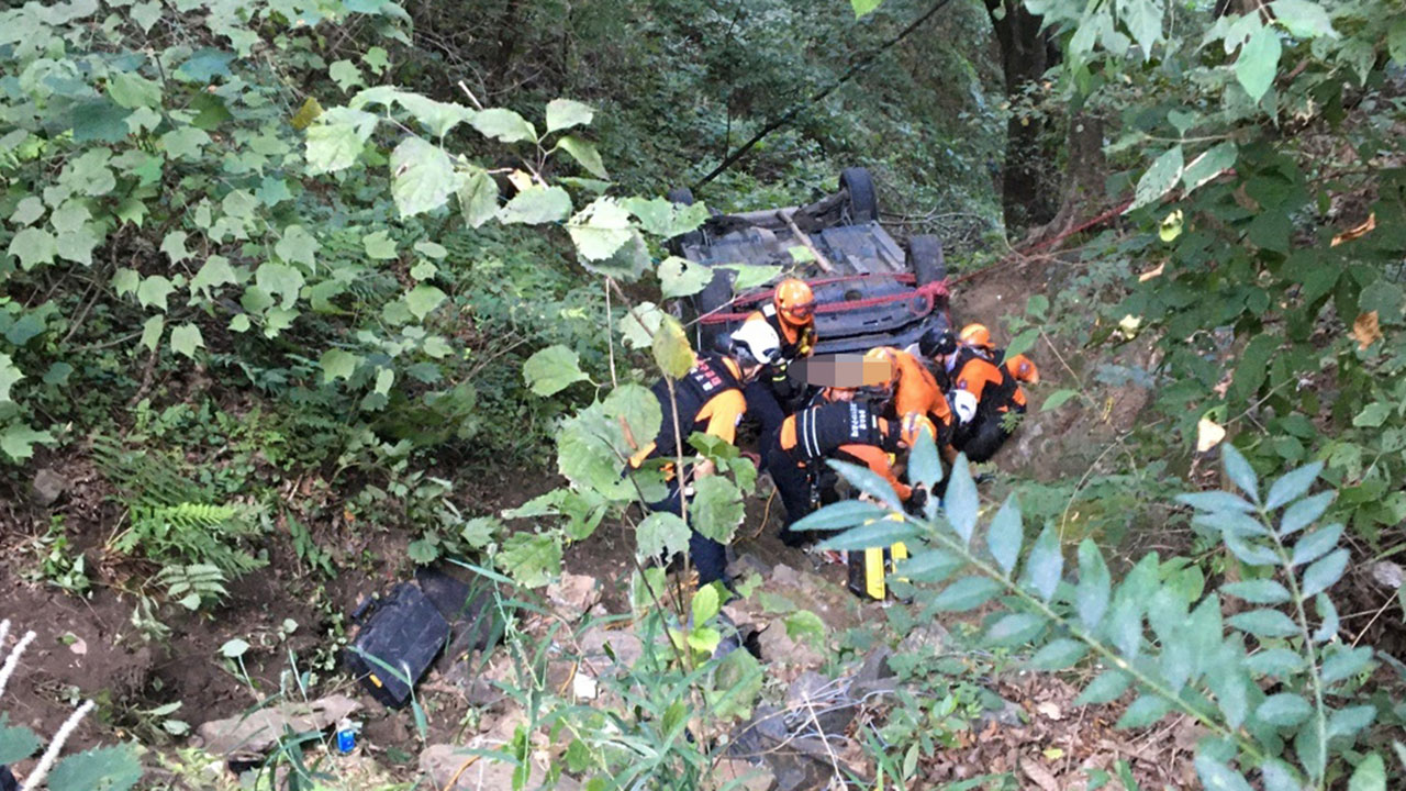 충북 괴산군 임도서 SUV 20미터 아래로 추락‥탑승자 1명 사망·5명 부상