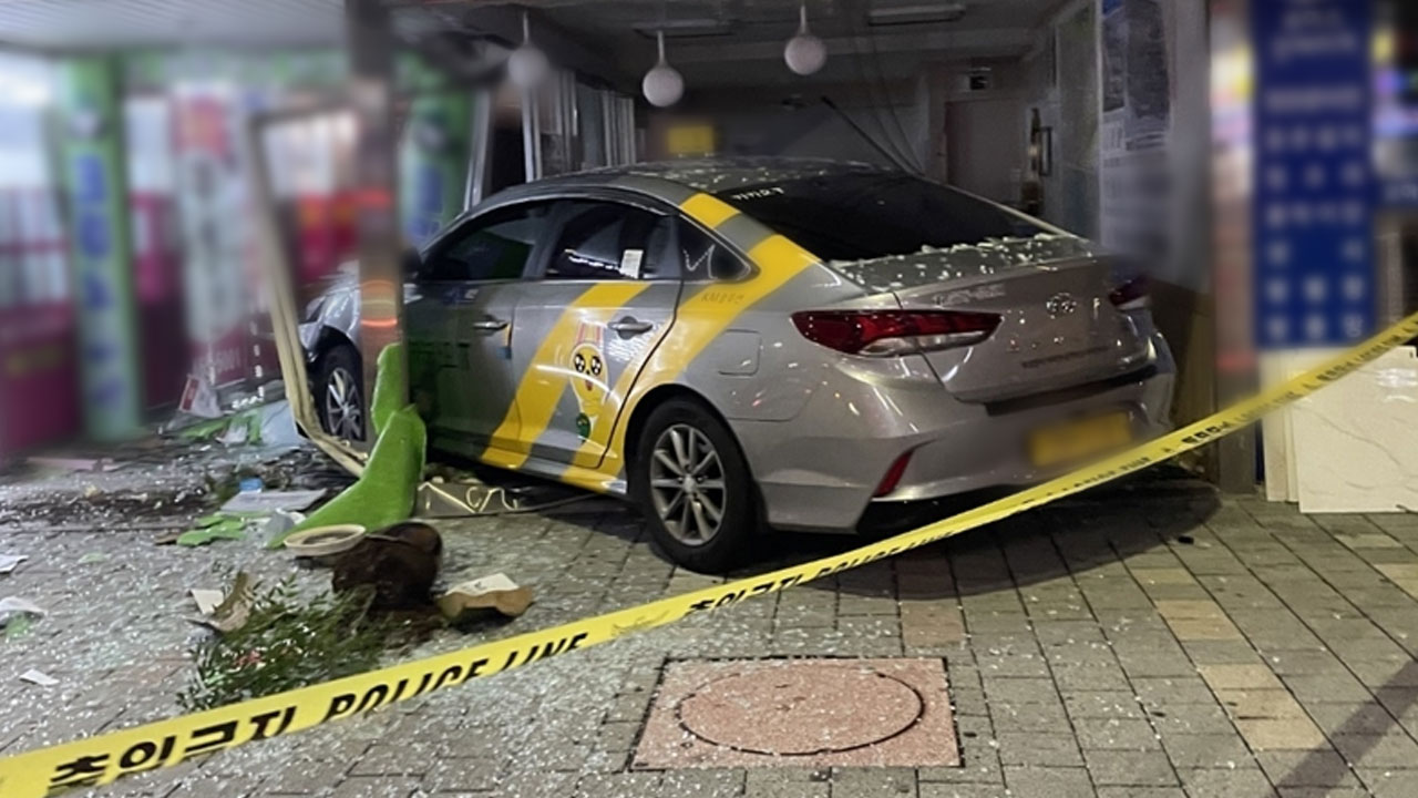 인천 남동구에서 상가 건물로 택시 돌진