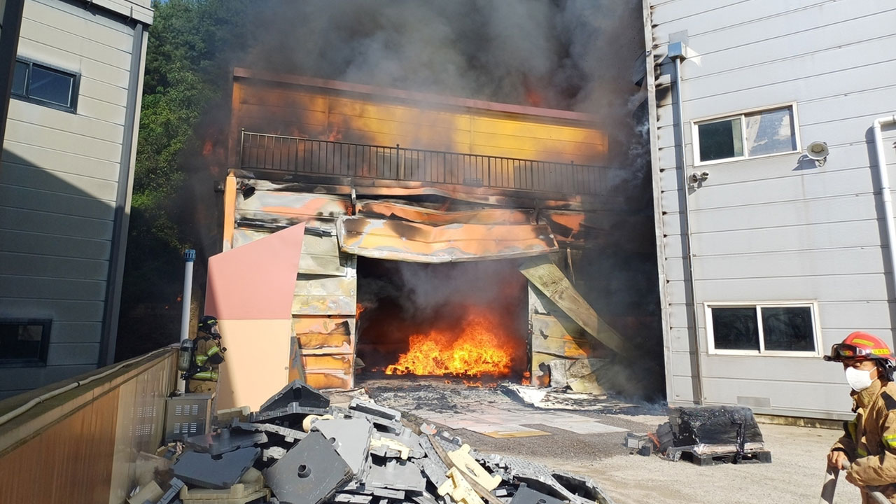 충북 진천서 차량용 배터리 도매 창고에 불‥공장주 사망