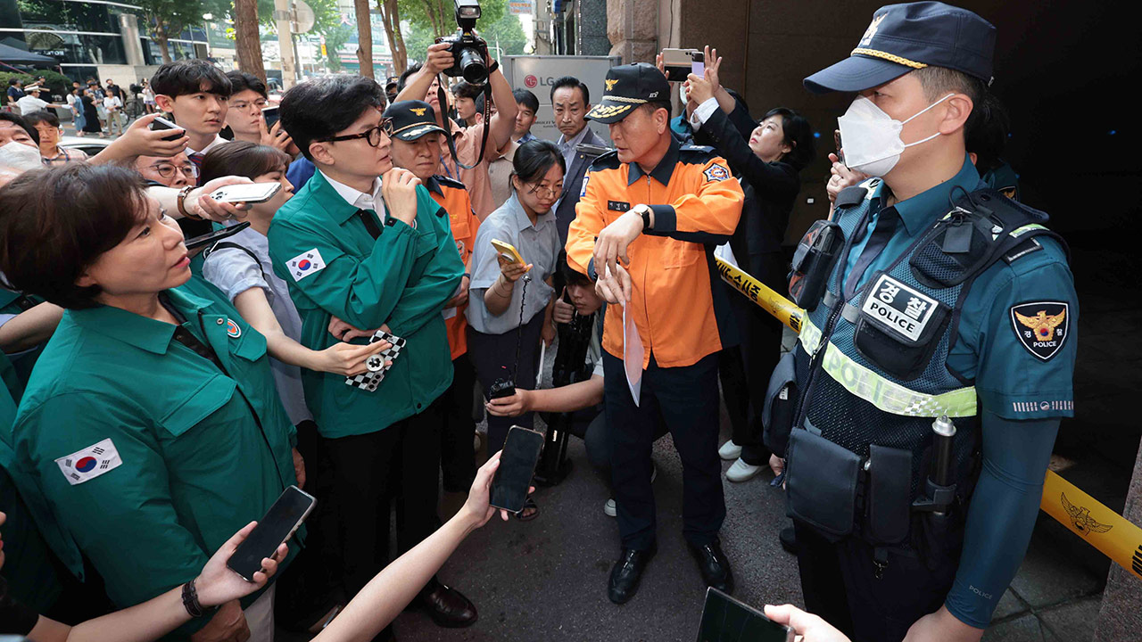 소방당국 "부천 호텔 화재, 에어컨 불똥 소파·침대에 옮겨붙은 듯"