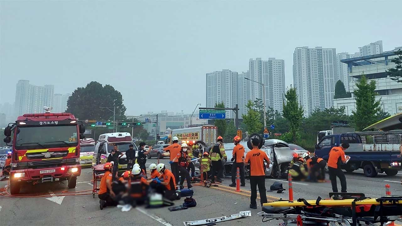 안산서 승합차가 버스 추돌 후 전복‥4명 사망·10명 부상