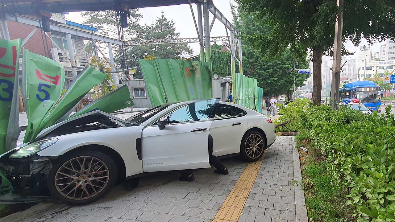 경찰, 청림동서 가로수 들이받고 도주한 포르쉐 운전자 추적 중