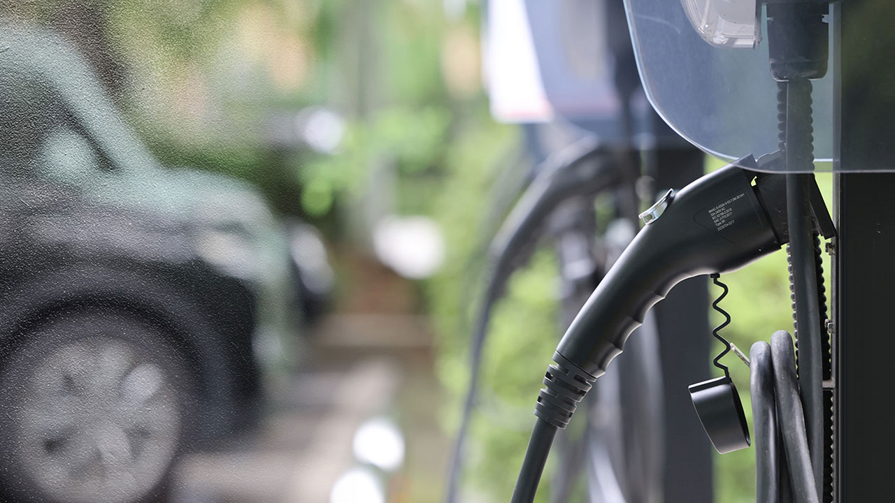 전기차 보조금 줄고 '과충전 예방' 충전기 9만 대 확대