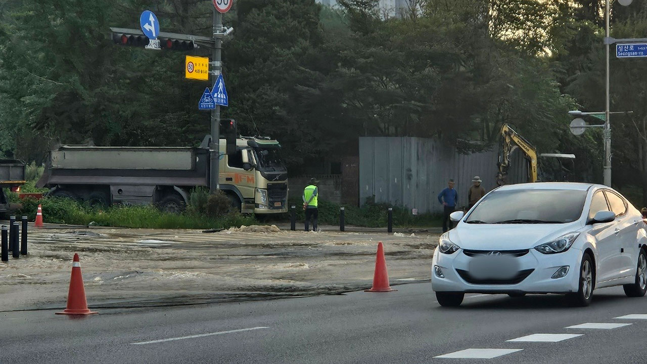 경기 용인등기소 앞 사거리 침수‥지하 상수관로 파열