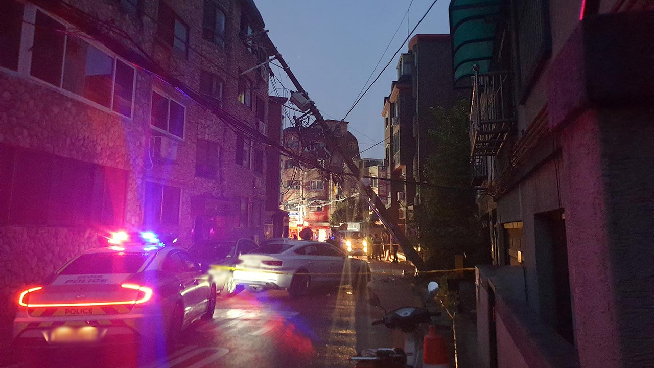 서울 은평구서 만취 차량이 전봇대 들이받아‥200여 세대 정전