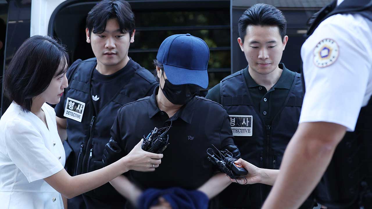 "80억 손해봐 범행"‥법정서 흉기 휘두룬 50대 남성 구속송치