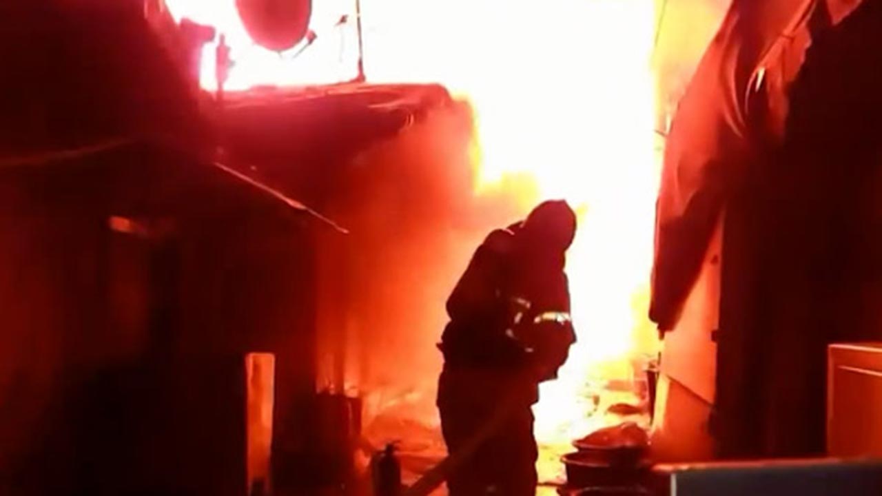 경북 경산 폐비닐 처리 공장에서 불‥소방관 2도 화상