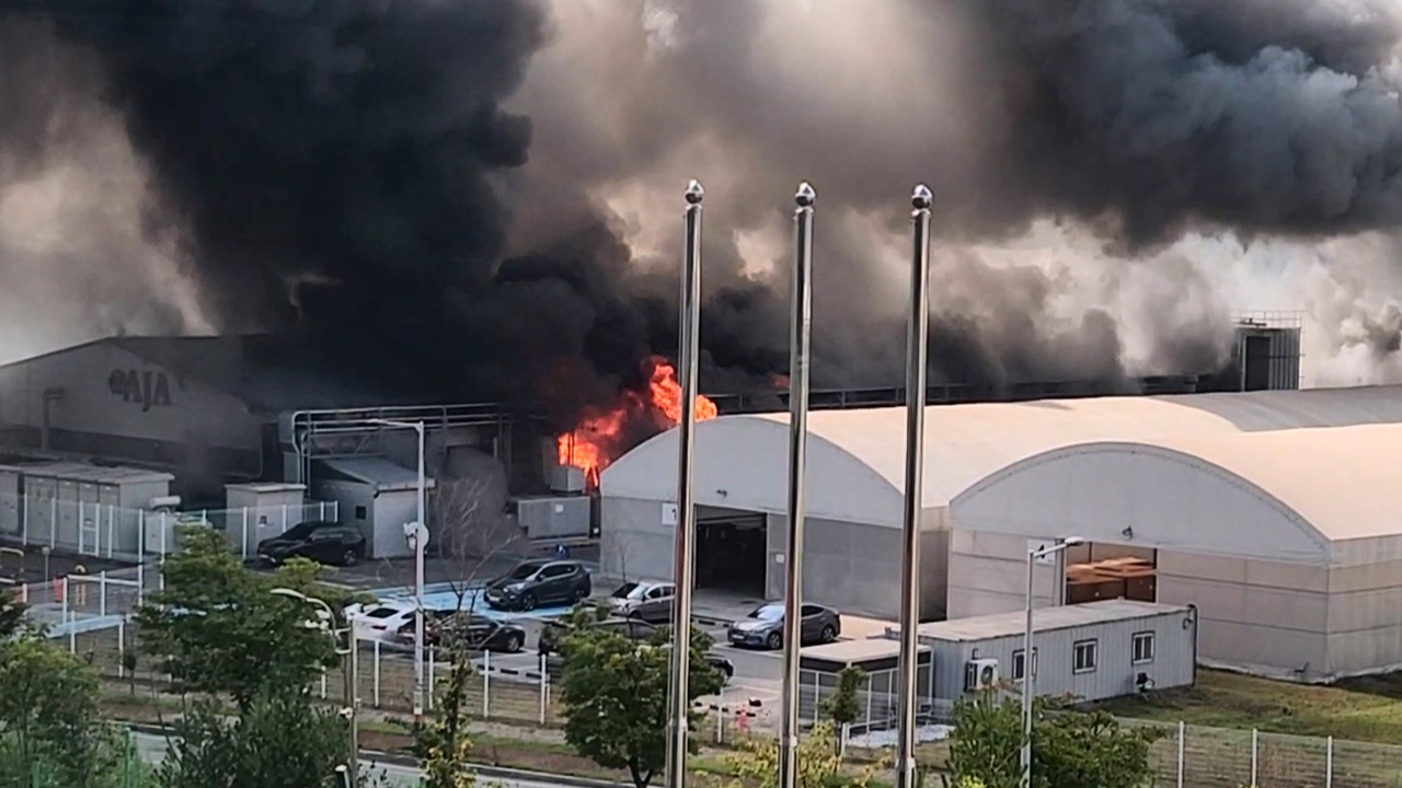 충남 천안 단열재 공장서 불‥1명 부상