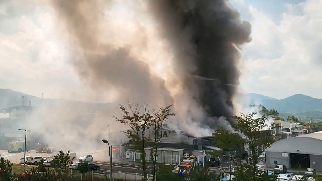 충남 천안 단열재 공장서 불‥1명 부상