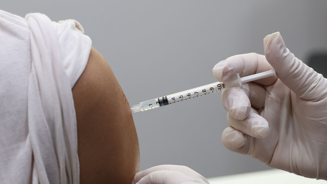 코로나 백신 맞은 뒤 부작용 생긴 병원 직원, 법원서 산재 인정