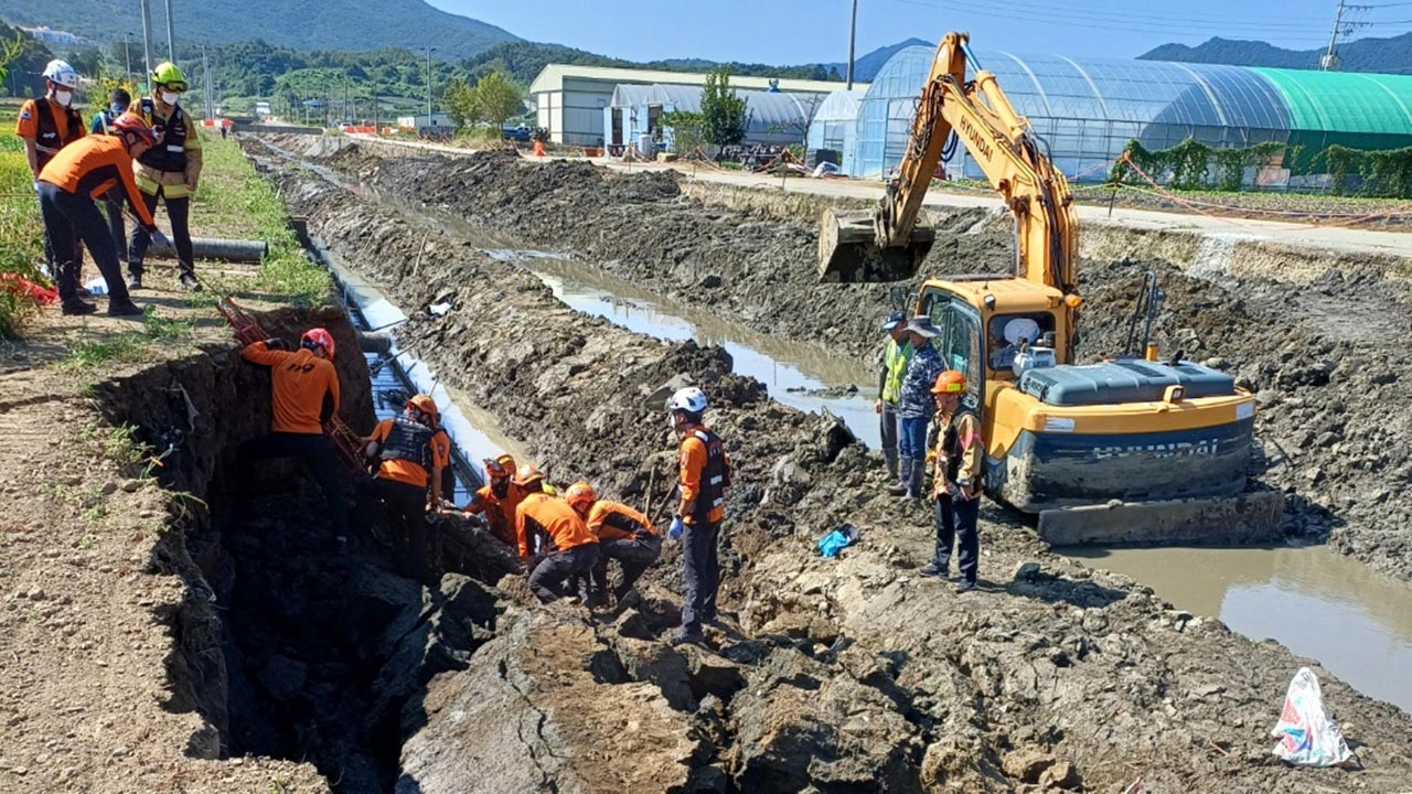 충북 괴산 하천 공사 현장서 80대 노동자 흙더미 매몰돼 숨져