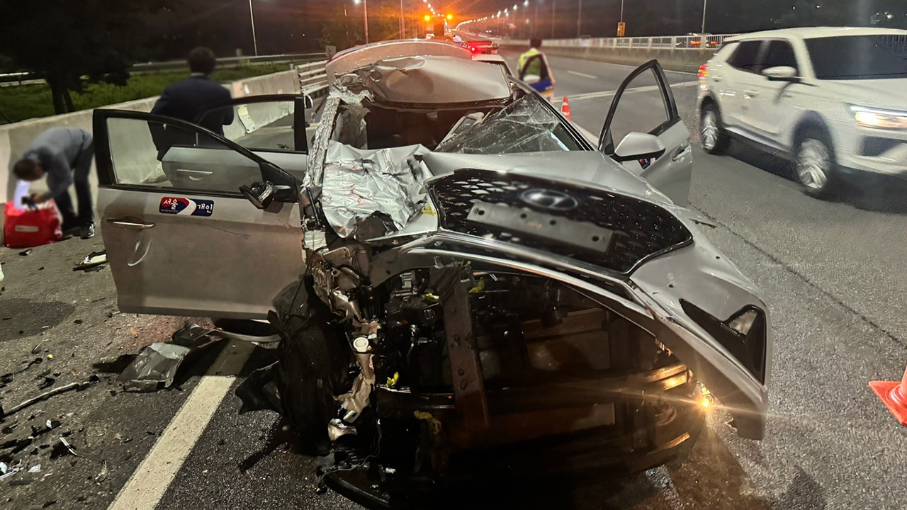 서울 강서구서 택시가 신호차량 들이받아‥2명 다쳐