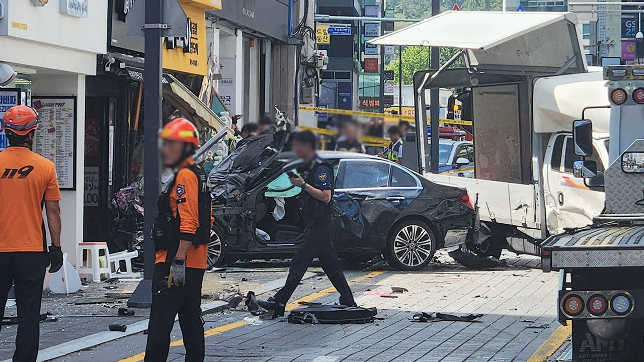 부산 해운대구청 인근 승용차 인도 덮쳐‥행인 2명 사망
