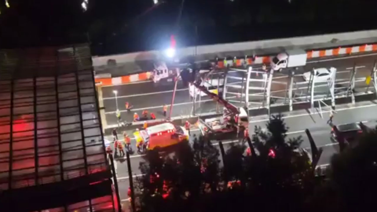 동부간선도로 철제 구조물 무너져 작업자 2명 경상