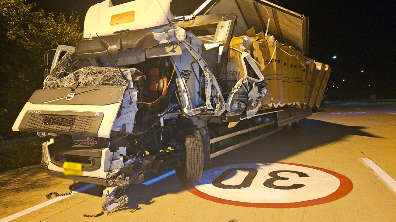 상주영천고속도로서 승용차가 사고 수습하던 화물차 '쾅'‥5명 사상